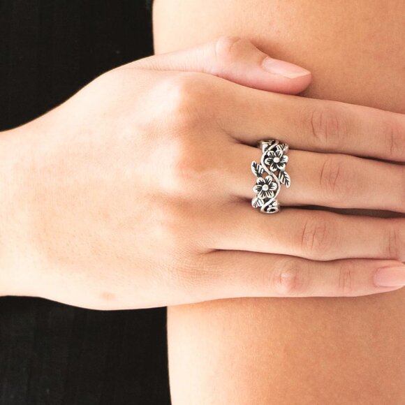 Paparazzi Jewelry - Stop and Smell the Flowers - Silver Ring - Vintage - Picture 3 of 4